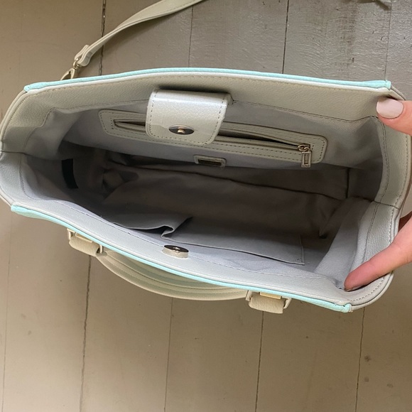 NWOT Guess purse - Picture 5 of 8